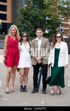 Ascot, Großbritannien. Juli 2024. Rennfahrer, die ihren Tag am Summer Mile Property Raceday auf der Ascot Racecourse genießen. Quelle: Maureen McLean/Alamy Live News Stockfoto