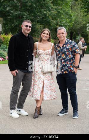 Ascot, Großbritannien. Juli 2024. Rennfahrer, die ihren Tag am Summer Mile Property Raceday auf der Ascot Racecourse genießen. Quelle: Maureen McLean/Alamy Live News Stockfoto