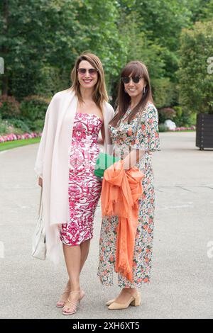 Ascot, Großbritannien. Juli 2024. Rennfahrer, die ihren Tag am Summer Mile Property Raceday auf der Ascot Racecourse genießen. Quelle: Maureen McLean/Alamy Live News Stockfoto