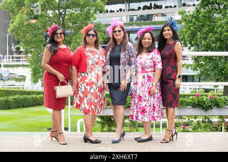 Ascot, Großbritannien. Juli 2024. Rennfahrer, die ihren Tag am Summer Mile Property Raceday auf der Ascot Racecourse genießen. Quelle: Maureen McLean/Alamy Live News Stockfoto