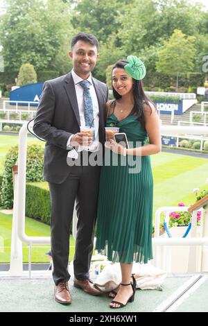 Ascot, Großbritannien. Juli 2024. Rennfahrer, die ihren Tag am Summer Mile Property Raceday auf der Ascot Racecourse genießen. Quelle: Maureen McLean/Alamy Live News Stockfoto