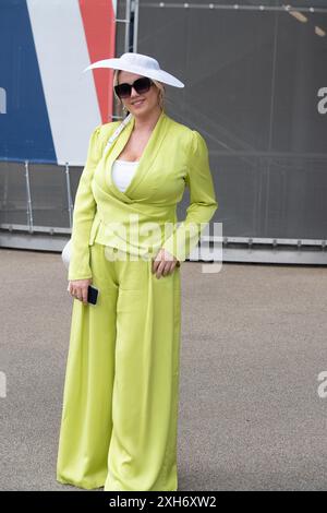 Ascot, Großbritannien. Juli 2024. Rennfahrer, die ihren Tag am Summer Mile Property Raceday auf der Ascot Racecourse genießen. Quelle: Maureen McLean/Alamy Live News Stockfoto