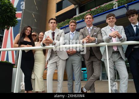 Ascot, Großbritannien. Juli 2024. Rennfahrer, die ihren Tag am Summer Mile Property Raceday auf der Ascot Racecourse genießen. Quelle: Maureen McLean/Alamy Live News Stockfoto