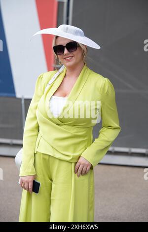 Ascot, Großbritannien. Juli 2024. Rennfahrer, die ihren Tag am Summer Mile Property Raceday auf der Ascot Racecourse genießen. Quelle: Maureen McLean/Alamy Live News Stockfoto