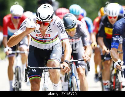 Pau, Frankreich. Juli 2024. Der niederländische Mathieu van der Poel aus Alpecin-Deceuninck wurde am Freitag, den 12. Juli 2024, in Aktion während der 13. Etappe des Tour de France-Radrennens 2024 von Agen nach Pau (165, 3 km) gezeigt. Die 111. Ausgabe der Tour de France beginnt am Samstag, den 29. Juni und endet am 21. Juli in Nizza. BELGA FOTOPOOL JAN DE MEULENEIR Credit: Belga Nachrichtenagentur/Alamy Live News Stockfoto