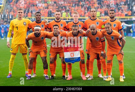 Die Mannschaft der Niederlande, zurück von links, Bart Verbruggen, Denzel Dumfries, Stefan de Vrij, Jerdy Schouten, Virgil van Dijk, Cody Gakpo, erste Reihe von links, Memphis Depay, Tijjani Reijnders, Nathan Ake, Donyell Malen und Xavi Simons vor der UEFA Euro 2024, Halbfinalspiel im BVB Stadion Dortmund in Dortmund. Bilddatum: Mittwoch, 10. Juli 2024. Stockfoto