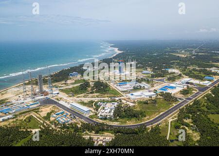 (240712) -- PEKING, 12. Juli 2024 (Xinhua) -- ein Luftdrohnenfoto vom 30. Juni 2024 zeigt einen Blick auf einen kommerziellen Start eines Raumschiffs in der südchinesischen Provinz Hainan. (Xinhua/Pu Xiaoxu) Stockfoto