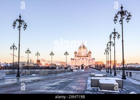 Kathedrale Christi des Erlösers und Lichtmasten am frostigen Wintermorgen. Blick von der Patriarshy Bridge. Moskau, Russland Stockfoto