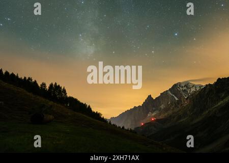 Milchstraße über den Mont Blanc Mountain. Sternenhimmel. Nächtliche Landschaft. Blick von Italien Stockfoto