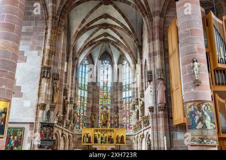 Inneres der Frauenkirche in Nürnberg, Bayern. Die Kirche unserer Lieben Frau befindet sich am Hauptmarkt. Dies ist ein Beispiel für br Stockfoto