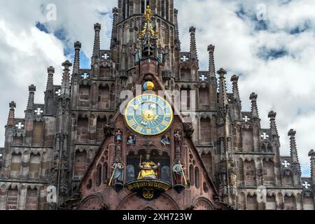 Das Männleinlaufen. Das Äußere der Frauenkirche in Nürnberg, Bayern. Die Kirche unserer Lieben Frau befindet sich am Hauptmarkt Stockfoto