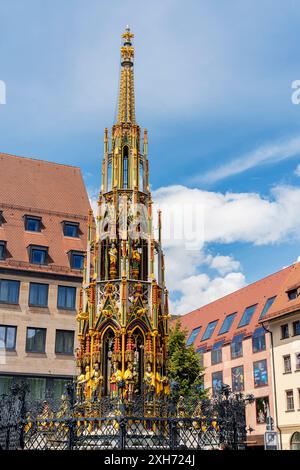 Der schöne Brunnen aus dem 14. Jahrhundert auf dem Hauptplatz von Nürnberg Stockfoto