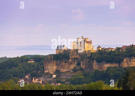 Ein Sommermorgen in der Dordogne mit Blick auf das schöne Dorf Beynac-et-Cazenac, das im Südwesten Frankreichs im Nouvelle-Aquitain liegt Stockfoto