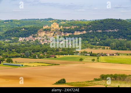 Sommer in der Dordogne mit Blick auf das schöne Dorf Beynac-et-Cazenac, das im Südwesten Frankreichs in der Region Nouvelle-Aquitaine liegt. Stockfoto