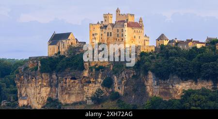 Ein breites 2:1-Panoramafoto von einem Sommermorgen in der Dordogne mit Blick auf das wunderschöne Dorf Beynac-et-Cazenac, das sich im Südwesten von befindet Stockfoto