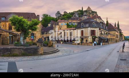 Eine 16:9 Vorstellung von einem Sommersonnenaufgang im schönen Dorf Beynac-et-Cazenac, das sich im Département Dordogne im Südwesten Frankreichs in der Re befindet Stockfoto