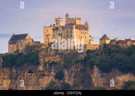 Ein Sommermorgen in der Dordogne mit Blick auf das schöne Dorf Beynac-et-Cazenac, das im Südwesten Frankreichs im Nouvelle-Aquitain liegt Stockfoto