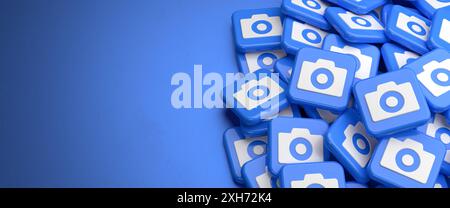 Ein Spiegelreflexkamera-Logo auf einem Haufen auf einem Tisch. Konzept für Fotografie, Rasterbilder. Kopierbereich. Webbanner-Format. Stockfoto