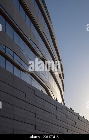 Seitliche Sicht auf die Hauptfassade. Danat Al Emarat Frauen- und Kinderkrankenhaus, Abu Dhabi, Vereinigte Arabische Emirate. Architect: HKS Architects Limited, 20 Stockfoto