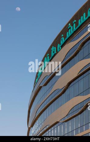 Seitliche Sicht auf die Hauptfassade. Danat Al Emarat Frauen- und Kinderkrankenhaus, Abu Dhabi, Vereinigte Arabische Emirate. Architect: HKS Architects Limited, 20 Stockfoto