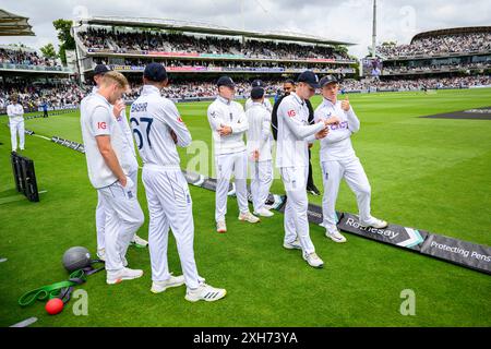 LONDON, VEREINIGTES KÖNIGREICH. 12. Juli, 24. Ollie Pope of England (V. Capt.) (rechts) und seine Teamkollegen beobachten James Anderson von England nach dem letzten Spiel während des 1. Rothesay Test Matches der England Men vs. West Indies am Freitag, den 12. Juli 2024 in LONDON ENGLAND. Quelle: Taka Wu/Alamy Live News Stockfoto