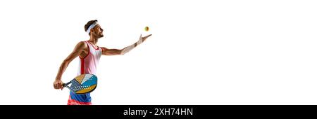 Champion. Junger Mann, Tennisspieler in Uniform mit buntem Padel-Schläger, der seine Motivation und Ambitionen zeigt, Emotionen auf weiß gewinnt Stockfoto