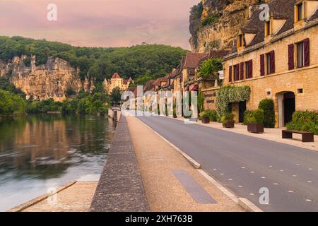 Ein Bild von einem Frühsommermorgen im schönen Dorf La Roque Gageac, das sich im Departement Dordogne im Südwesten Frankreichs in der Re befindet Stockfoto