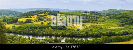 Ein sehr breites 3:1 Panoramabild aus der Dordogne, das sich im Département Dordogne im Südwesten Frankreichs in der Region Nouvelle-Aquitaine befindet. Stockfoto