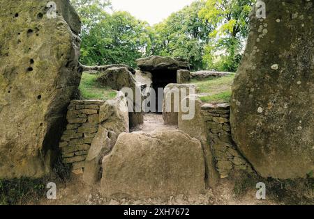 Wayland Schmiede neolithischen Dolmen Kammergrab. Oxfordshire, England. Eingang Passage und Kammern über Fassade Steinen Stockfoto