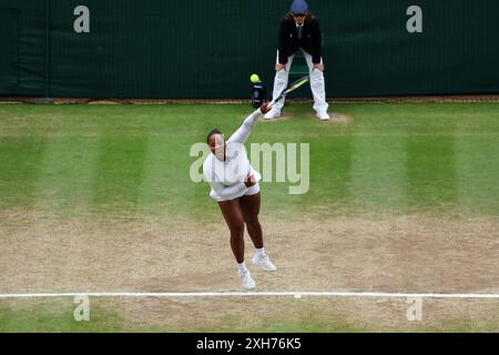 London, Großbritannien. Juli 2024. Juli 2024; All England Lawn Tennis and Croquet Club, London, England; Wimbledon Tennis Tournament, Tag 12; Taylor Townsend (USA) dient Su-Wei Hsieh (TPE), Ladies Doubles Semi Finals Credit: Action Plus Sports Images/Alamy Live News Stockfoto