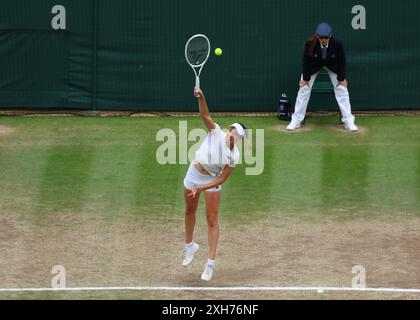 London, Großbritannien. Juli 2024. Juli 2024; All England Lawn Tennis and Croquet Club, London, England; Wimbledon Tennis Tournament, Tag 12; Elise Mertens (BEL) dient Katerina Siniakova (CZE), Ladies Doubles Semi Finals Credit: Action Plus Sports Images/Alamy Live News Stockfoto