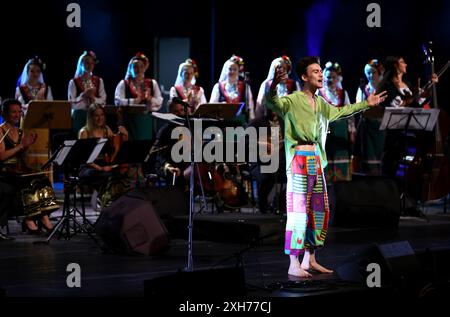 Sofia, Bulgarien. Juli 2024. Der Sänger und Songwriter Jacob Collier tritt am 11. Juni 2024 bei einem Konzert im Nationalen Kulturpalast in Sofia auf. (Foto: STR/NurPhoto) Credit: NurPhoto SRL/Alamy Live News Stockfoto