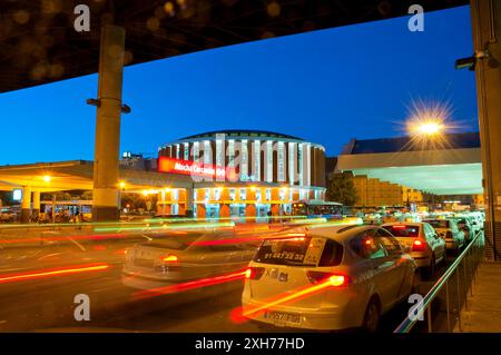 Taxistand in Puerta de Atocha-Bahnhof, Nachtansicht. Madrid, Spanien. Stockfoto