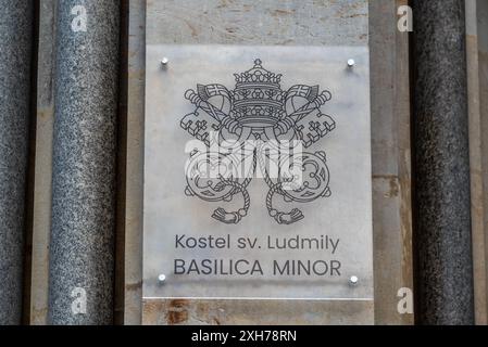 Eintritt in die Basilika St. Ludmila, neogotische katholische Kirche am Namesti Miru Platz im Vinohrady Bezirk von Prag, Tschechische Republik am 11. Jh. Stockfoto