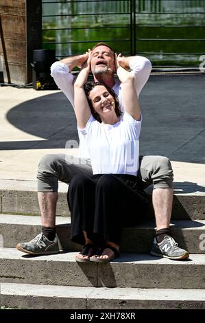 Marie Zielcke und Julian Weigend bei der Fotoprobe zum Theaterstück Jedermann am Pavillon im Weimarhallenpark. Weimar, 10.07.2024 *** Marie Zielcke und Julian Weigend bei der Fotoprobe zum Stück Jedermann im Pavillon im Weimarhallenpark Weimar, 10 07 2024 Foto:XM.xWehnertx/xFuturexImagex jedermann Probe 4735 Stockfoto