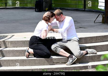 Marie Zielcke und Julian Weigend bei der Fotoprobe zum Theaterstück Jedermann am Pavillon im Weimarhallenpark. Weimar, 10.07.2024 *** Marie Zielcke und Julian Weigend bei der Fotoprobe zum Stück Jedermann im Pavillon im Weimarhallenpark Weimar, 10 07 2024 Foto:XM.xWehnertx/xFuturexImagex jedermann Probe 4744 Stockfoto