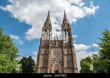 Die Basilika St. Ludmila, neogotische katholische Kirche auf dem Namesti Miru Platz im Stadtteil Vinohrady in Prag, Tschechische Republik Stockfoto