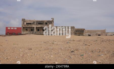 Einige verlassene und verfallene Häuser am Safi Strand in Essaouria Marokko. Dies ist der andere Strand in Essouria, an den nur wenige Touristen gehen. Stockfoto