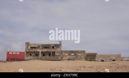 Einige verlassene und verfallene Häuser am Safi Strand in Essaouria Marokko. Dies ist der andere Strand in Essouria, an den nur wenige Touristen gehen. Stockfoto