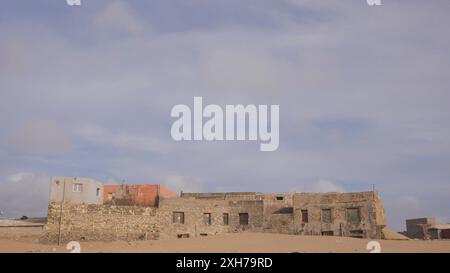 Einige verlassene und verfallene Häuser am Safi Strand in Essaouria Marokko. Dies ist der andere Strand in Essouria, an den nur wenige Touristen gehen. Stockfoto