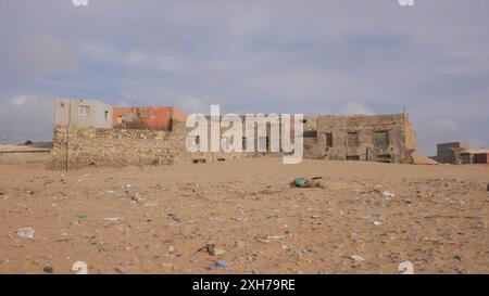 Einige verlassene und verfallene Häuser am Safi Strand in Essaouria Marokko. Dies ist der andere Strand in Essouria, an den nur wenige Touristen gehen. Stockfoto