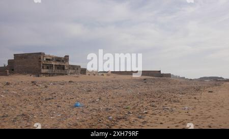 Einige verlassene und verfallene Häuser am Safi Strand in Essaouria Marokko. Dies ist der andere Strand in Essouria, an den nur wenige Touristen gehen. Stockfoto