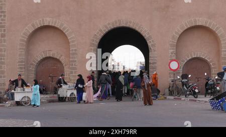 Der Haupteingang zur Medina in Essaouira in Marokko. Viele lokale Händler nutzen den Eingang in die alte Medina. Stockfoto