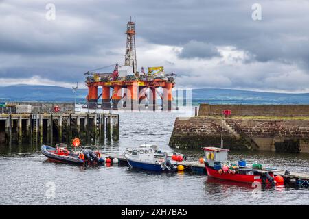 Eine vertäute Oil Rigg vor Cromarty Harbour, Black Isle, Ross und Cromarty, Schottland Stockfoto