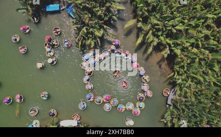 Bootsfahrt mit der Drohne auf den Coconut Forest Basket in Hoi an, vietnam. Stockfoto