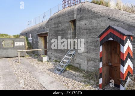 Skagen, Dänemark. Mai 2024. Eine allgemeine Ansicht des Grenen-Vorgebirges mit Bunkerresten aus dem 2. Weltkrieg ist in Skagen, Dänemark, am 1. Mai 2024 zu sehen. Während des 2. Weltkriegs verwandeln die deutschen Besatzungskräfte den nördlichsten Punkt Dänemarks – die Grenen-Landzunge – in eine befestigte Festung. Dieser starke Punkt trägt den Codenamen Hamburg. Das Skagen Bunkermuseum wird in einem ehemaligen Krankenhausbunker (Typ Regelbau 638) errichtet. (Foto: Michal Fludra/NurPhoto) Credit: NurPhoto SRL/Alamy Live News Stockfoto