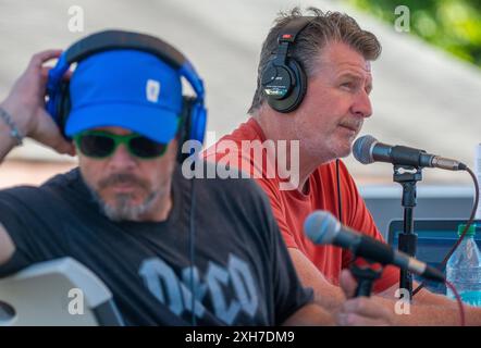 Allentown, Usa. Juli 2024. Von links sendeten Casey Fosbenner und Preston Elliot live während des WMMR's Day Off at Dorney Park Donnerstag, 11. Juli 2024 im Dorney Park in Allentown, Pennsylvania. William Thomas Cain/Alamy Live News Stockfoto