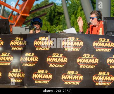 Allentown, Usa. Juli 2024. Casey Fosbenner und Preston Elliot sendeten am Donnerstag, 11. Juli 2024 im Dorney Park in Allentown, Pennsylvania, live während des WMMR's Day Off im Dorney Park. William Thomas Cain/Alamy Live News Stockfoto