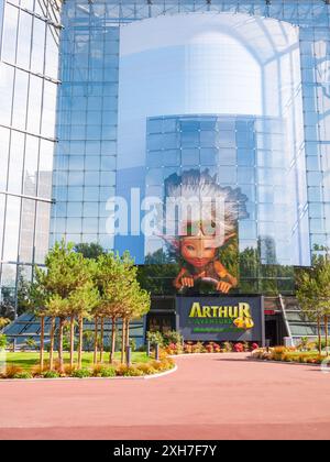 Poitiers, Frankreich - 18. September 2010: Arthur, das 4D-Abenteuer. Glasgebäude in Futuroscope, einem französischen Vergnügungspark, in dem Sie Geräusche erleben können Stockfoto