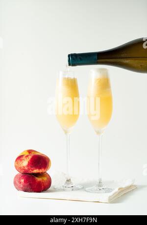 Erfrischender Sommercocktail bellini mit frischem Reifen Pfirsich und Prosecco in Gläsern Stockfoto